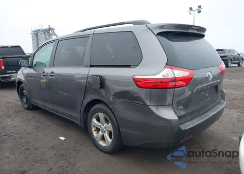 2017 Toyota Sienna Le 8 Passenger z USA, uszkodzony, nr VIN 5TDKZ3DC9HS858810